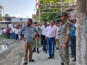 Bihar news-जिलाधिकारी ने किया अनुमंडल कार्यालय परिसर महुआ का औचक निरक्षण