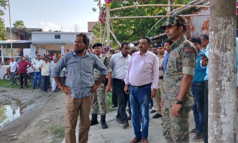 Bihar news-जिलाधिकारी ने किया अनुमंडल कार्यालय परिसर महुआ का औचक निरक्षण
