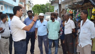 Prayagraj News : जिलाधिकारी ने सुलेमसराय, गंगानगर सहित अन्य क्षेत्रों का भ्रमण कर साफ-सफाई, फागिंग का लिया जायजा