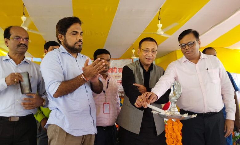Bihar news-हाजीपुर बिहार के उद्योग मंत्री समीर कुमार महासेठ में अक्षयवट राय स्टेडियम में आयोजित त्रि दिवसीय उद्यमी संवाद प्रदर्शनी का उद्घाटन किया