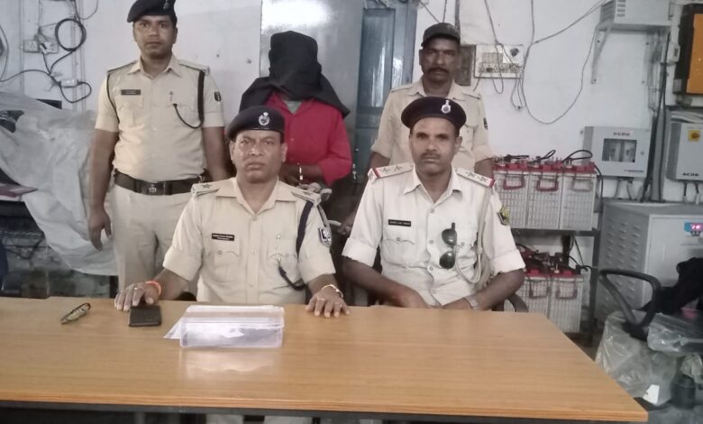 Bihar news कोढ़ा गिरोह का अपराधी देशी कट्टा व गोली के साथ गिरफ्तार