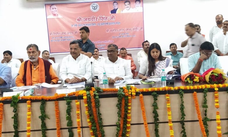 Prayagraj News :सड़कों के गड्ढ़ा मुक्ति के कार्य को 15 नवम्बर तक अनिवार्य रूप से पूर्ण कराये जाने के दिए निर्देश