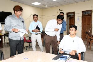 Prayagraj News : मण्डलायुक्त ने महापौर एवं जिलाधिकारी समेत डेंगू कंट्रोल रूम का औचक निरीक्षण किया