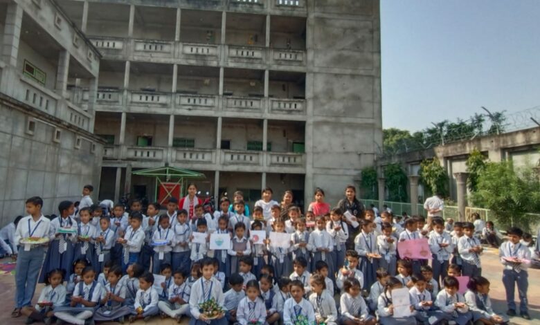Agra News: विद्यार्थियों संग शिक्षक शिक्षिकाओं ने मनाया प्रकाश पर्व