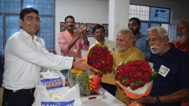 Prayagraj News : On the auspicious occasion of Deepawali, elderly people were overwhelmed by the presence of DM, City Magistrate and Social Welfare Officer at Old Age Ashram Naini.