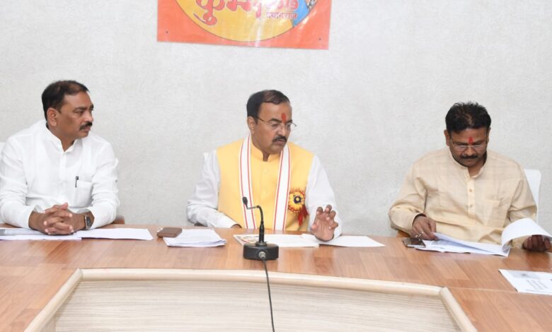 Prayagraj News :मा0 उपमुख्यमंत्री जी ने डेंगू के नियंत्रण एवं बचाव के लिए प्रशासन के द्वारा की जा रही कार्रवाईयों की समीक्षा की