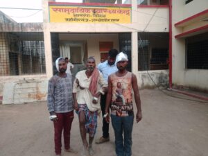 अम्बेडकर नगर न्यूज दबंगों ने मामूली विवाद में पिता सहित दो बेटों को पीट-पीटकर किया घायल जिला अस्पताल में भर्ती तीनों का इलाज चल रहा है