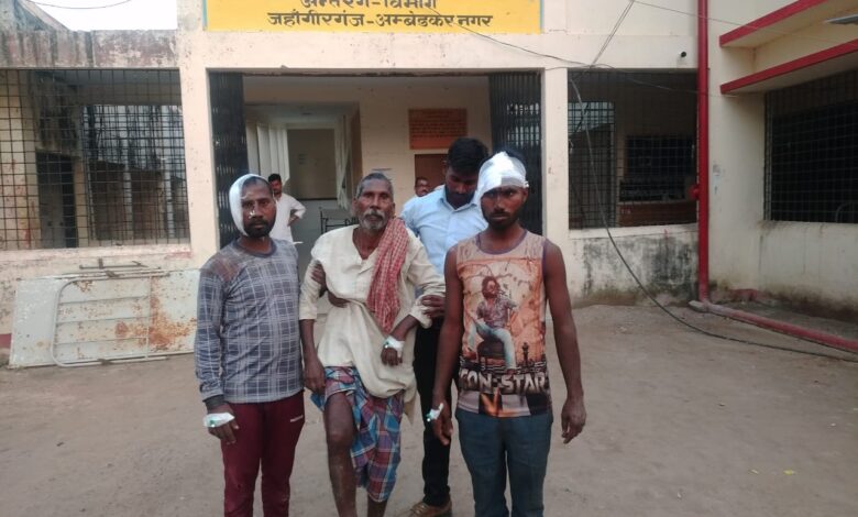 अम्बेडकर नगर न्यूज दबंगों ने मामूली विवाद में पिता सहित दो बेटों को पीट-पीटकर किया घायल जिला अस्पताल में भर्ती तीनों का इलाज चल रहा है