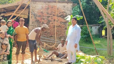 ambedkar nagar news Jahangirganj Nagar Panchayat Social worker Mohammad Moin Advocate, candidate for the post of chairman, got a hand pump installed for the poor needy family