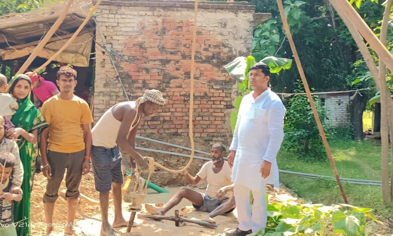 ambedkar nagar news Jahangirganj Nagar Panchayat Social worker Mohammad Moin Advocate, candidate for the post of chairman, got a hand pump installed for the poor needy family