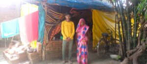 अम्बेडकर नगर न्यूज : पीड़िता विधवा महिला के दबंग पट्टीदारों ने नहीं दियाआधा हिस्सा पीड़िता खुले आसमान में प्लास्टिक पन्नी डालकर कर रहने पर मजबूर