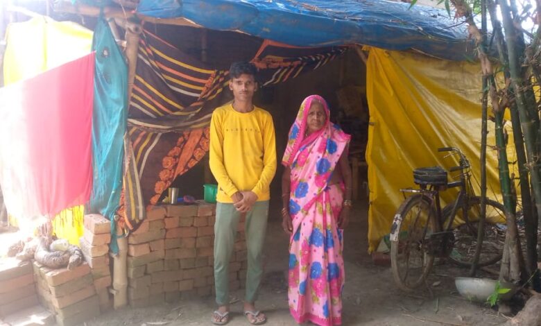 अम्बेडकर नगर न्यूज : पीड़िता विधवा महिला के दबंग पट्टीदारों ने नहीं दियाआधा हिस्सा पीड़िता खुले आसमान में प्लास्टिक पन्नी डालकर कर रहने पर मजबूर