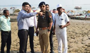 Prayagraj News : मण्डलायुक्त, आईजी एवं जिलाधिकारी ने छठ पूजा के दृष्टिगत घाटों का भ्रमण कर तैयारियों का लिया जायजा