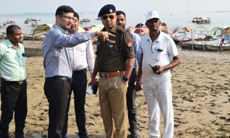 Prayagraj News : मण्डलायुक्त, आईजी एवं जिलाधिकारी ने छठ पूजा के दृष्टिगत घाटों का भ्रमण कर तैयारियों का लिया जायजा
