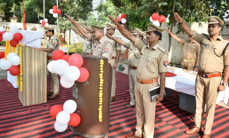 वरिष्ठ पुलिस अधीक्षक आगरा द्वारा महात्मा गांधी व श्री लाल बहादुर शास्त्री जयंती के शुभअवसर पर दिलायी शपथ