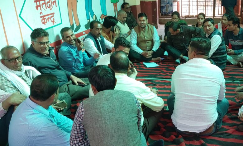 Etawah News: Lekhpal sat on strike demanding arrest of land mafia