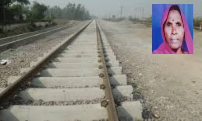 Etawah News: A woman who was going to deliver food to the fields died after being hit by a train