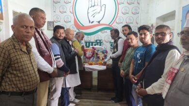 Etawah News: The birth anniversaries of former Prime Minister Indira Gandhi and Veerangana Laxmibai were celebrated at the Congress office.