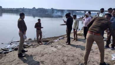 Etawah News: Unknown body recovered from Yamuna river, allegations of negligence on police