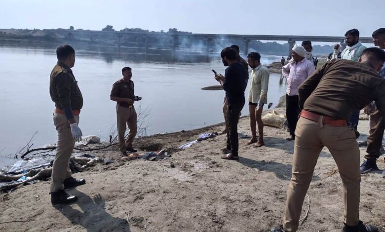 Etawah News: Unknown body recovered from Yamuna river, allegations of negligence on police