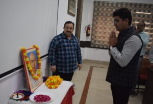 Prayagraj News : जिलाधिकारी ने भारत रत्न लौहपुरुष सरदार पटेल जी की जयंती के अवसर पर अधिकारियों एवं कर्मचारियों को राष्ट्रीय एकता दिवस की शपथ दिलायी