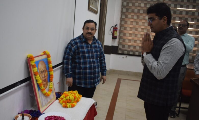 Prayagraj News : जिलाधिकारी ने भारत रत्न लौहपुरुष सरदार पटेल जी की जयंती के अवसर पर अधिकारियों एवं कर्मचारियों को राष्ट्रीय एकता दिवस की शपथ दिलायी