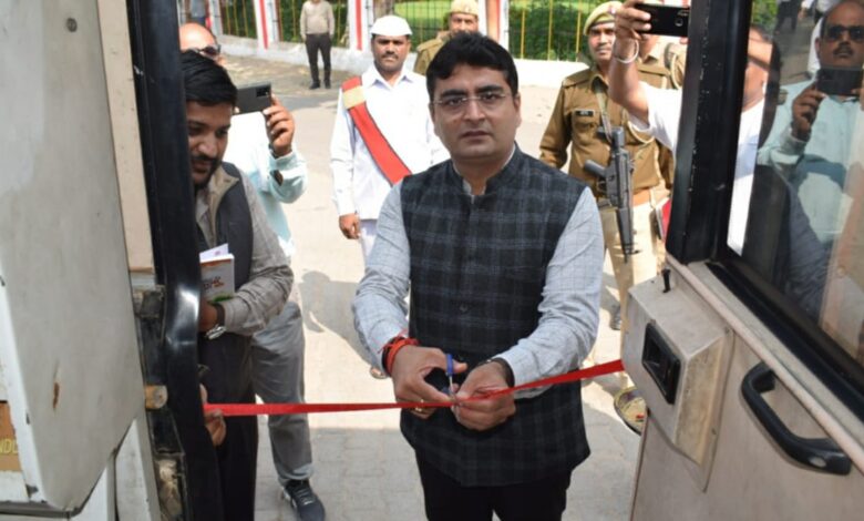 Prayagraj News : जिलाधिकारी ने कलेक्ट्रेट परिसर में सचल पुस्तक प्रदर्शनी का फीता काटकर किया शुभारम्भ