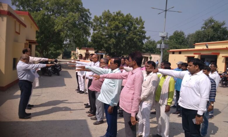 अम्बेडकर नगर न्यूज विकास खण्ड जहाँगीरगंज परिसर में सरदार बल्लभ भाई पटेल जी की जयंती पर ब्लाक कर्मचारियों ने चित्र पर माल्यार्पण कर श्रद्धासुमन कियाअर्पित