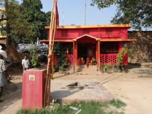 Bihar news-महनार रजिस्ट्री कार्यलय स्थित काली मंदिर मे भगत से दुआ मांगने सैकड़ों लोगो का आना जाना लगा रहता है