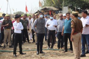 Prayagraj News : जिलाधिकारी संगम क्षेत्र में पहुंचकर देव दीपावली की तैयारियों का लिया जायजा