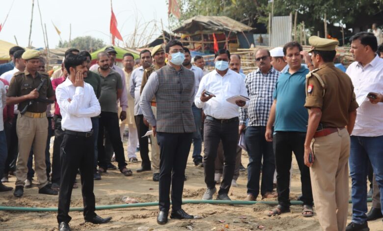 Prayagraj News : जिलाधिकारी संगम क्षेत्र में पहुंचकर देव दीपावली की तैयारियों का लिया जायजा