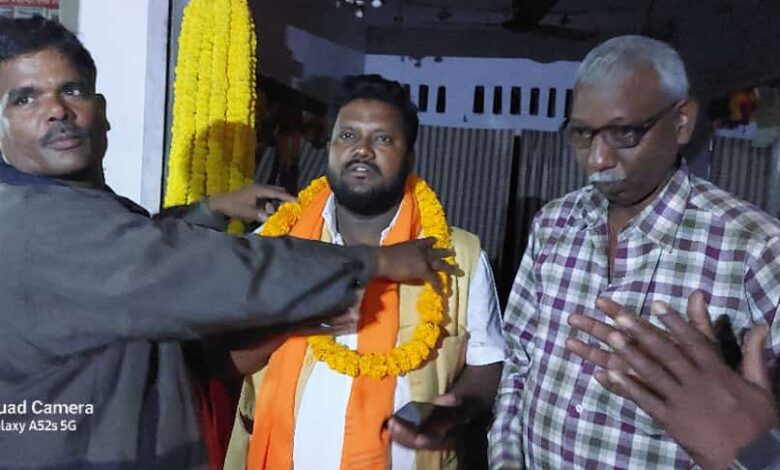 अम्बेडकर नगर न्यूज नगर पंचायत राजेसुल्तानपुर मे राजू सैनी गिफ्ट शाप कि दुकान का जिलामंत्री भाजपा अल्पसंख्यक मोर्चा व चेयरमैन पद के भावी प्रत्याशी सामाज सेवी मो.शाहिद अंसारी ने फीता काटकर किया उद्घाटन 