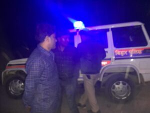 Bihar news-हाजीपुर जंदाहा NH322स्थित बरांटी गांव वार्ड नंबर4 मे बजाज एजेन्सी के निकट गिट्टी, बालू रोड पर गिराकर मौत का आमंत्रण