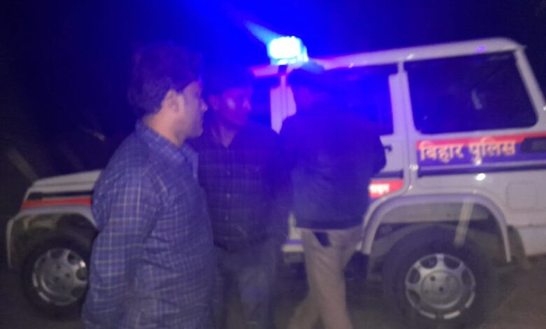 Bihar news-हाजीपुर जंदाहा NH322स्थित बरांटी गांव वार्ड नंबर4 मे बजाज एजेन्सी के निकट गिट्टी, बालू रोड पर गिराकर मौत का आमंत्रण