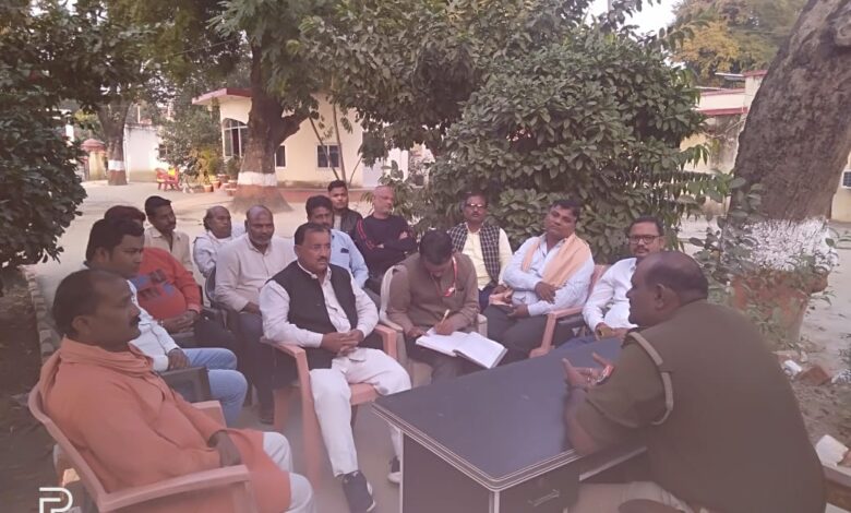 अम्बेडकर नगर न्यूज : नगर पंचायत चुनाव को लेकर थाना जहांगीरगंज परिसर में हुई व्यापारियों की बैठक