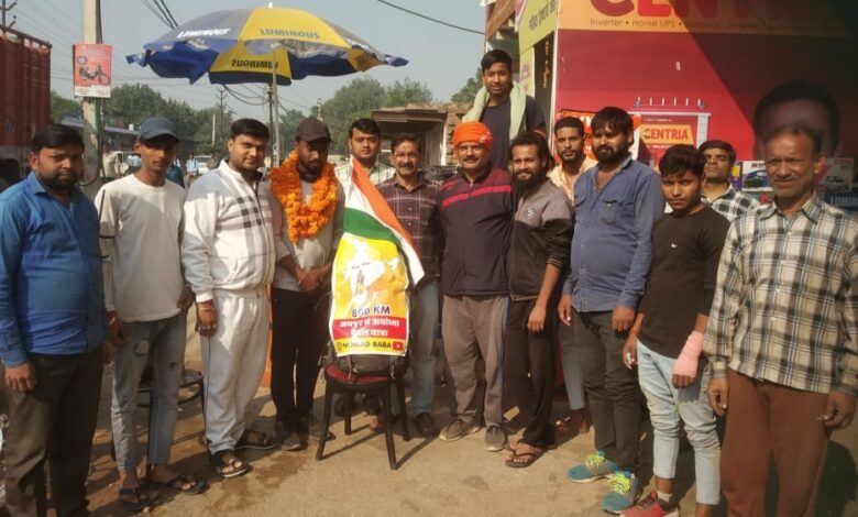 Agra News: जयपुर से अयोध्या पैदल यात्रा पर निकले रवि राय का किया स्वागत