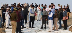 Prayagraj News : जिलाधिकारी ने संगम क्षेत्र में पहुंचकर काशी तमिल संगमम कार्यक्रम की तैयारियों का लिया जायजा