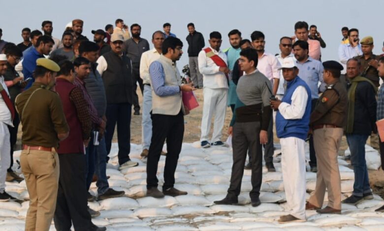 Prayagraj News : जिलाधिकारी ने संगम क्षेत्र में पहुंचकर काशी तमिल संगमम कार्यक्रम की तैयारियों का लिया जायजा