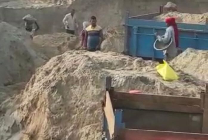 Bihar News भैरोगंज में बालू खनन को रोकथाम को ले ग्रामीणों ने वरीय अधिकारियों को दिया आवेदन