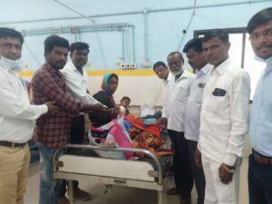 कर्नाटक ब्रेकिंग न्यूज: पूर्व समाज कल्याण मंत्री प्रियांक खड़गे जी का जन्मदिन भालकी के जनरल अस्पताल में मरीजों को फल ब्रेड बाटते हुये मनाया गया