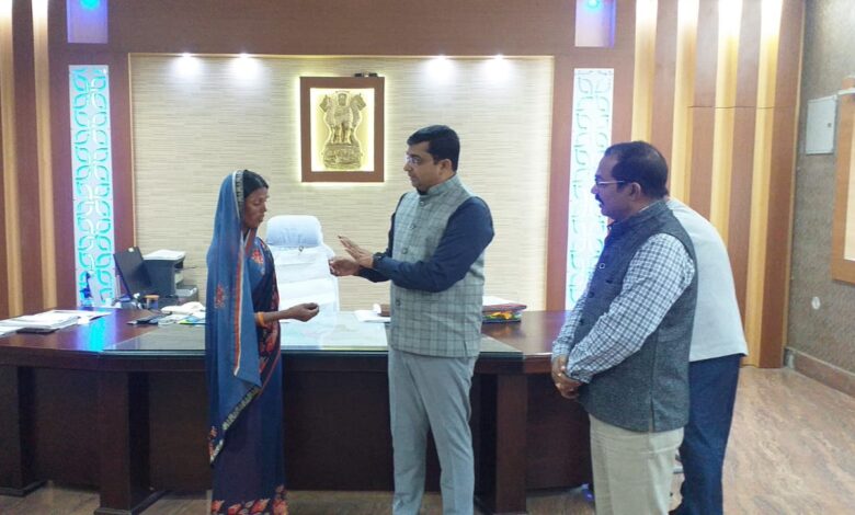 Bijar. News जिलाधिकारी द्वारा विभिन्न सड़क दुर्घटना में मृत 07 व्यक्तियों के आश्रितों को प्रदान की गई पांच-पांच लाख रूपये भुगतान की स्वीकृति पत्र