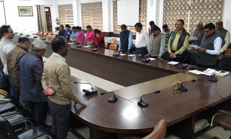 Prayagraj News :अपर जिलाधिकारी नगर ने संविधान दिवस के अवसर पर भारतीय संविधान की उद्देशिका की दिलायी शपथ