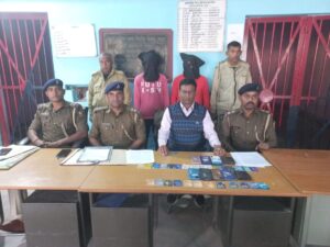 गिरफ्तार अपराधियों के पास से 27 एटीएम एवं 7 मोबाइल बरामद