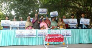 आगरा के नागरिकों ने पालने को हिला कर जनप्रतिनिधियों को उठाने का प्रयास किया- अब देखना है आगे क्या होता है*