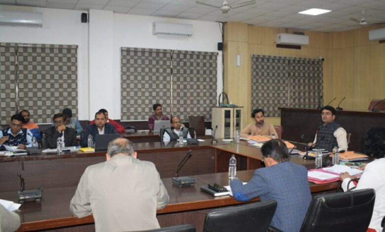 Prayagraj News :स्वास्थ्य सम्बंधी योजनाओं के क्रियान्वयन में किसी भी प्रकार की लापरवाही या उदासीनता स्वीकार्य नहीं -जिलाधिकारी