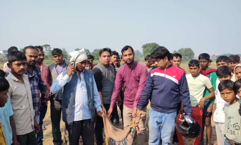Etawah News: Seeing a 12 feet long python, there was a stir, snake friend did the rescue