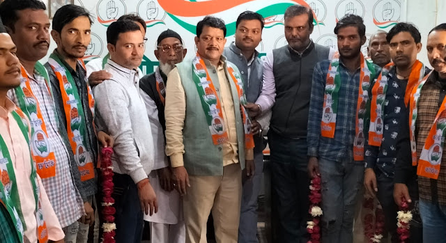 Etawah News: Dozens of BJP and SP workers join Congress