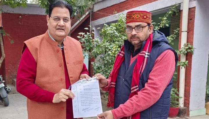 Etawah News: In view of the harsh winter, the parents association demanded the closure of the school