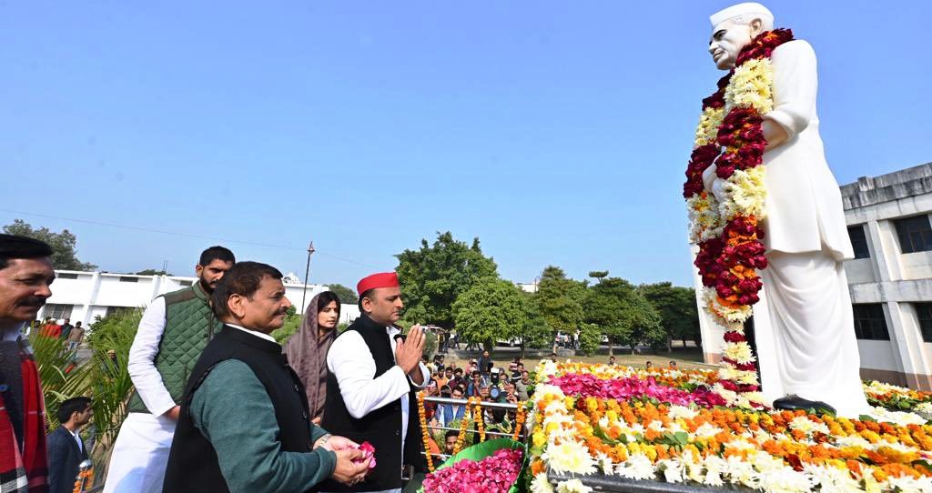 Etawah News: In the Chaudhary Charan Singh Jayanti program, Akhilesh targeted the BJP government.