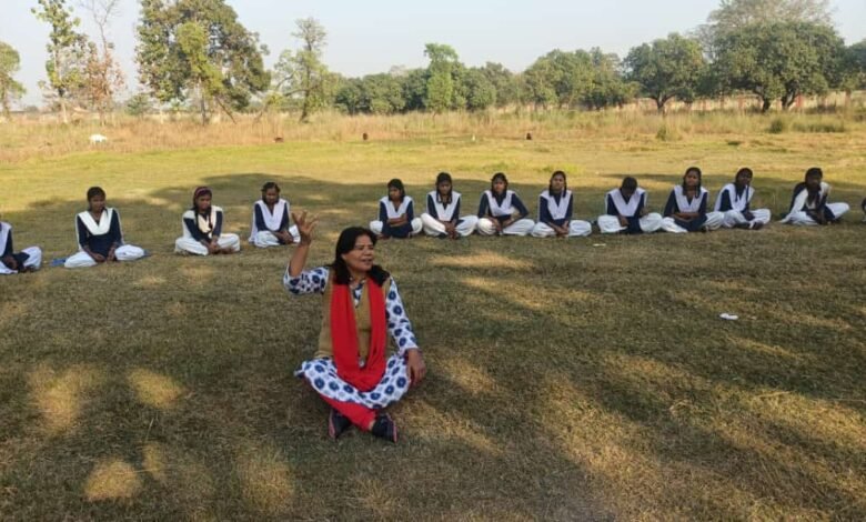 Bihar News शिक्षिका मेरी आडलीन गतिविधि और खेल के माध्यम से छात्राओं को सीखा रही एकाग्रता और आत्मविश्वास बढ़ाने के गुर
